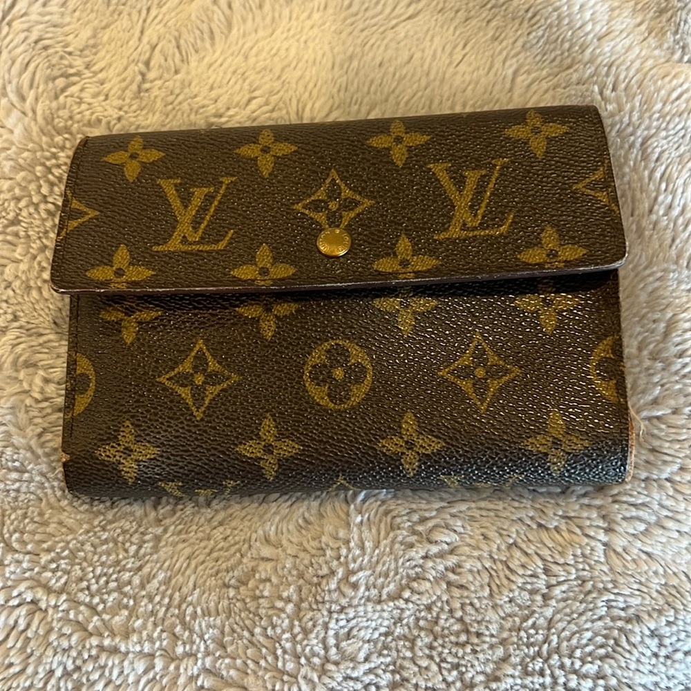 Louis Vuitton Monogram Wallet. Good used Condition.
